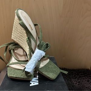 FASHION NOVA GREEN TIE WEDGES